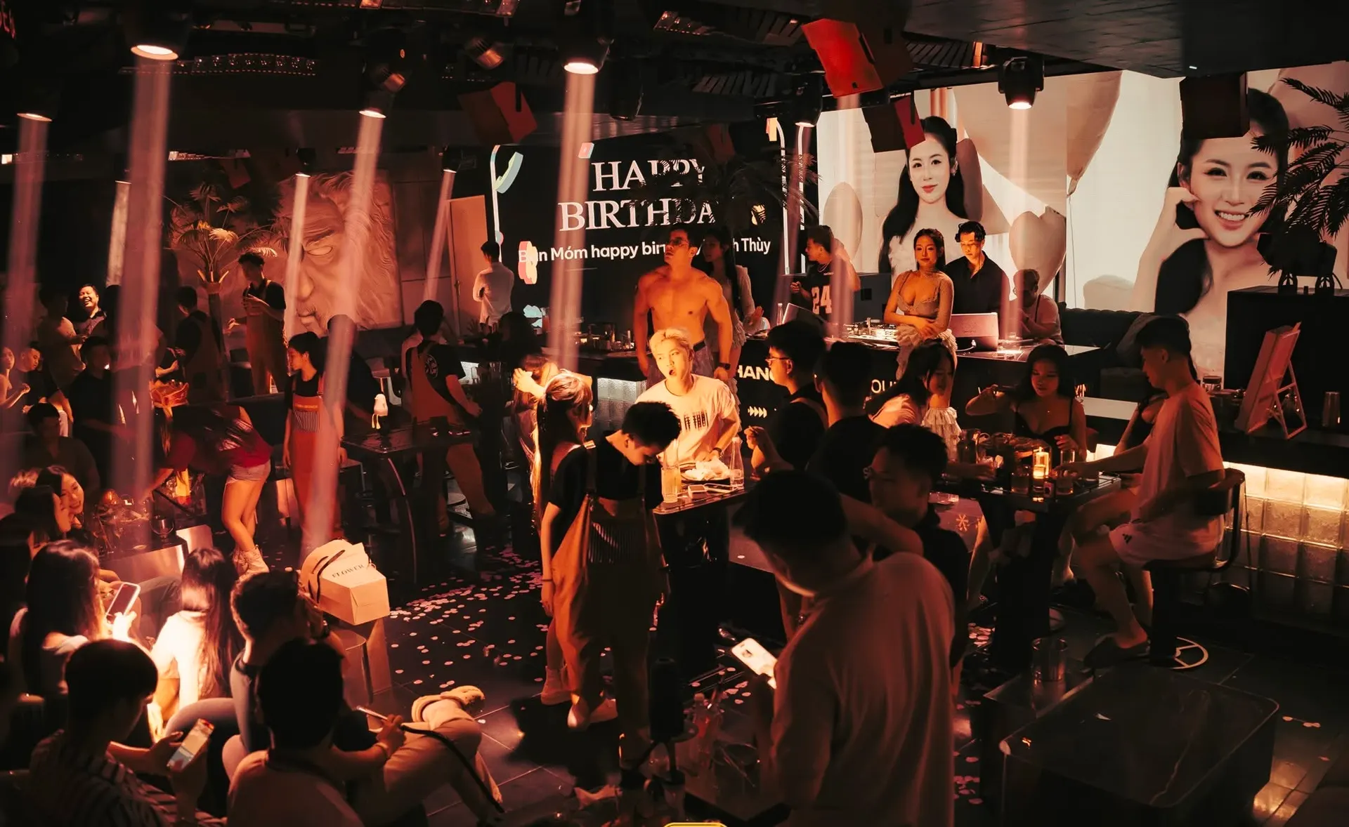 Toàn cảnh sàn Xính Lounge trong đêm cuối tuần