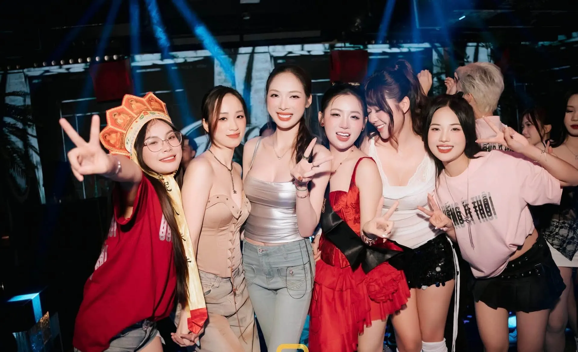 Nhóm khách chụp ảnh trước sân khấu Xính Lounge