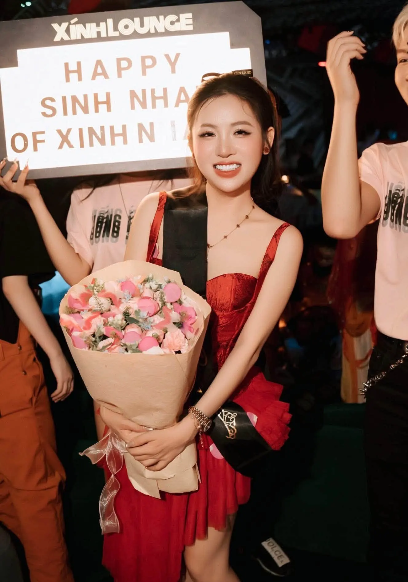 Khách nhận hoa trong đêm sinh nhật tại Xính Lounge