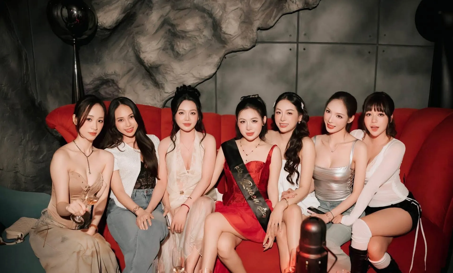 Nhóm khách trên sofa đỏ khu VIP Xính Lounge