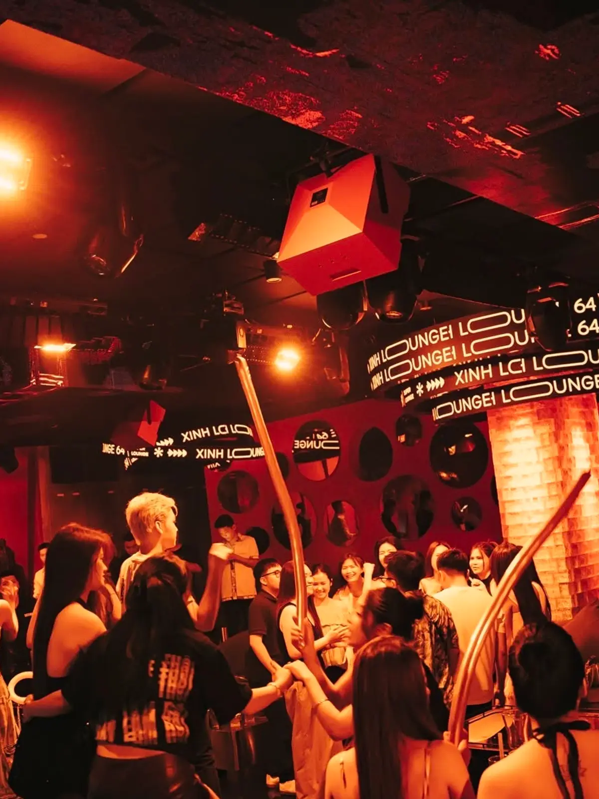 Xính Lounge — căn phòng đỏ tại 64 Bạch Đằng, Hoàn Kiếm, Hà Nội